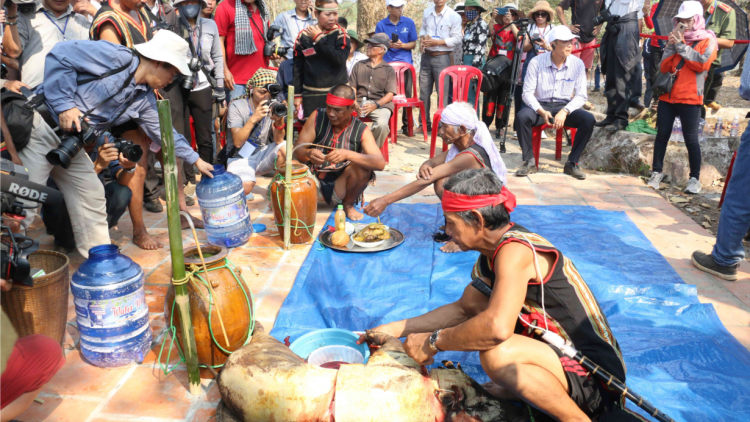 Niam bơne\ broă lơh yàng duh khoai yàng dà mờ lơh yàng tơnpràn să jan rơwas kòn cau Mnông tàm kơnhoàl Buôn Đôn Càr Dak Lak