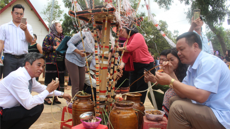 Lơh yàng `ô lir bong – gờm chờ sơnam pa tàm Kon H’ring, càr Dak Lak
