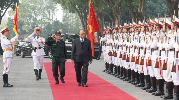 Thủ tướng Nguyễn Xuân Phúc lòt sền broă ơm gak, rơcang lài tam lơh mờ nting sap sa tềp mpồl Cảnh sát cơ động