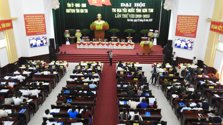 Phó Chủ tịch lơgar, mò Đặng Thị Ngọc Thịnh tus bal pơrjum dờng tàm pơrlòng kờ` gơboh dà lơgar càr Kon Tum