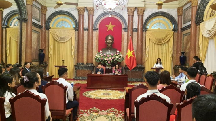 Phó Chủ tịch lơgar, mò Đặng Thị Ngọc Thịnh tìp mat kơnòm bơsram, cau bơsram dờng ală hìu bơsram bơ to broă lơh jak ngan