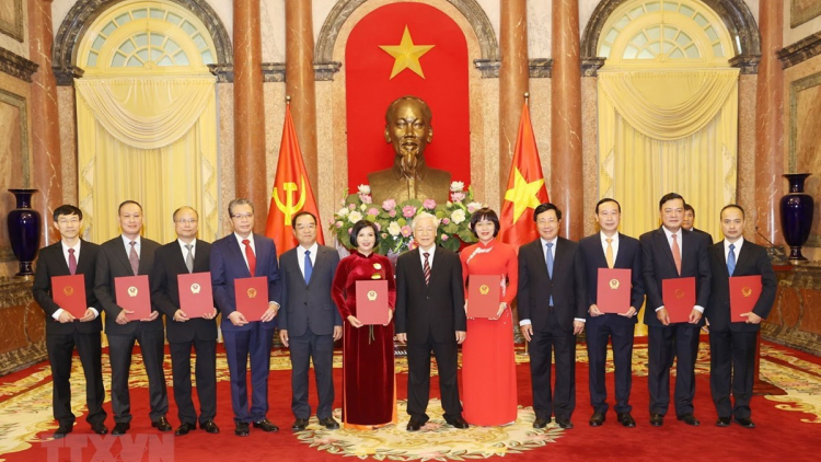 Tổng Bí thư, Chủ tịch lơgar, ồng Nguyễn Phú Trọng jàu kơrnuat tơn pồ đại sứ mờ Tổng lãnh sự Việt Nam tàm lơgar ndai
