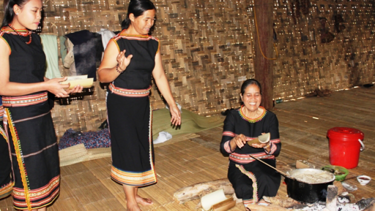 Ùr pơgru – Nghệ nhân ưu tú Y Blưn sền gàr niam chài kòn cau Bahnar