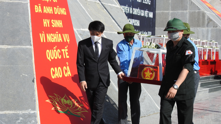 Kon Tum bơyai lơh ies, tơp 21 [ồc ntìng cau ling chơt màng chơt phi să tàm lơgar Lào mờ lơgar Campuchia