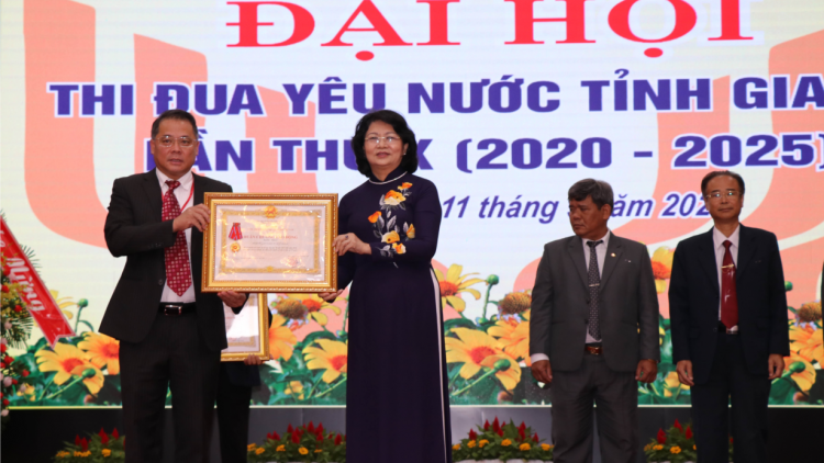 Phó Chủ tịch lơgar, mò Đặng Thị Ngọc Thịnh tus bal pơrjum tàm pơrlòng kờ` gơboh dà lơgar càr Gia Lai