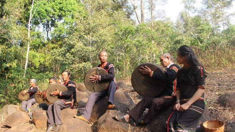 Nghệ nhân ưu tú mờ kơnòl lơh gơkờ` bơhiàn niam chài bơh yau