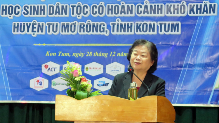 Mò Trương Mỹ Hoa Phó Chủ tịch lơgar lài do jàu priă dong kờl bơsram Vừ A Dính ai kơnòm bơsram Kon Tum in