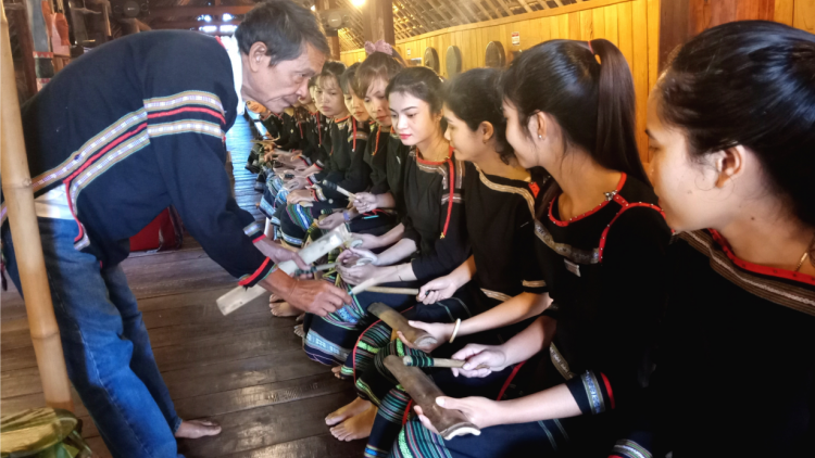 Cau chài Y Hiu Niê Kdăm – Cau tơrbo\ jòng săp ntas cing kòn cau Rơđê dê