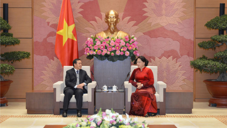 Chủ tịch Quốc hội mò Nguyễn Thị Kim Ngân neh wa\ rò Đại sứ lơgar Lào