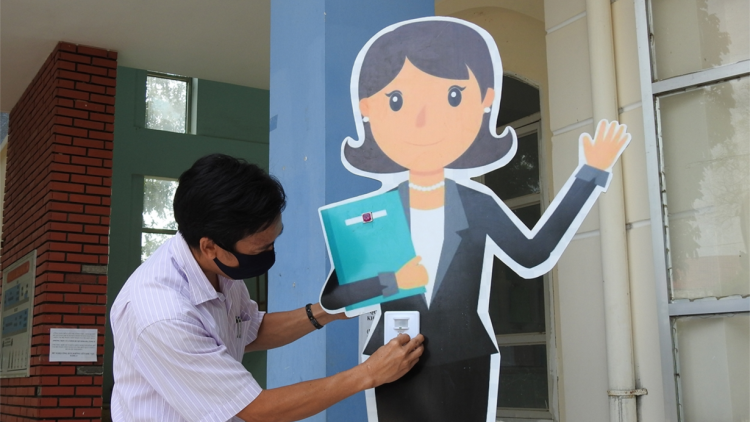 Phó trưởng Phòng Tư pháp tàm Kon Tum mờ bơta bơceh “cau lơh broă is” tơngkah rcang sơn dră kòp Covid-19
