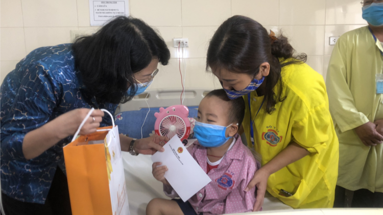 Phó Chủ tịch lơgar mò Đặng Thị Ngọc Thịnh jàu phan pà kơnòm dềt gơtìp kòp in di dơ\ Ngai Dunia kơnòm dềt 1/6
