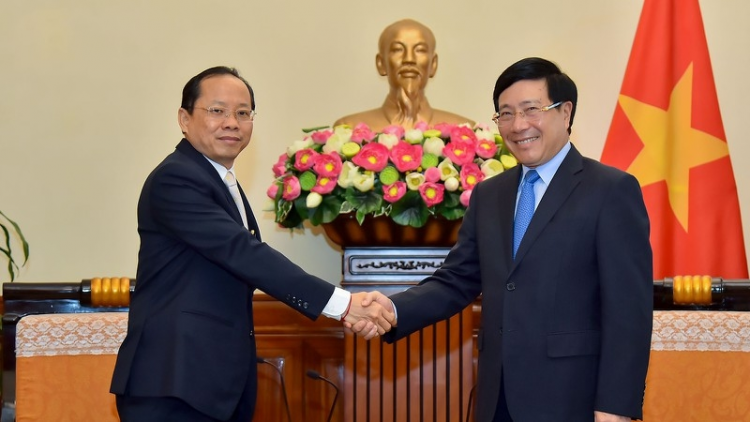 Phó Thủ tướng ồng Phạm Bình Minh wă Đại sứ Campuchia