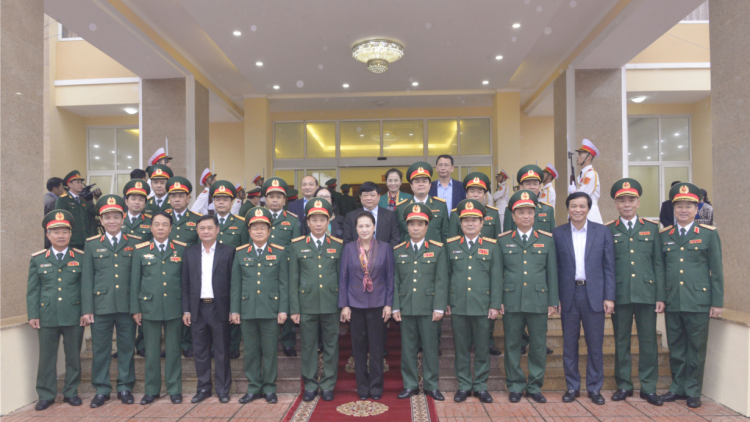 Chủ tịch Quốc hội mò Nguyễn Thị Kim Ngân còp mờ lơh broă mờ Quân khu 4