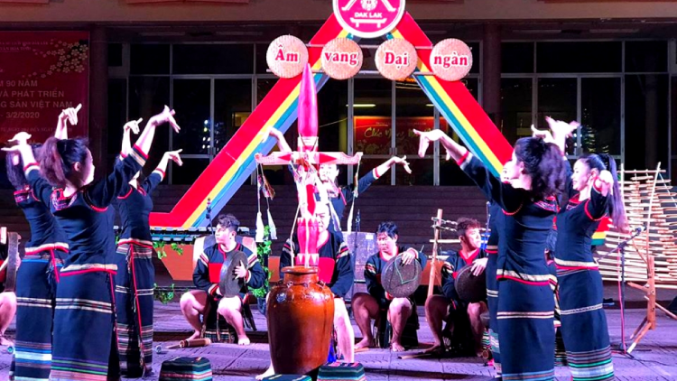 Dăk Lăk geh lơh ai cau in sền niam chài cing mồng tàm gùng lòt jơng tàm Hà Nội mờ [òn dờng Hồ Chí Minh