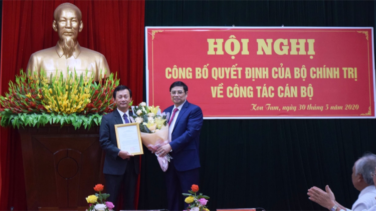 Kuang ătbồ Mpồl Bơyai broă dà lơgar ồng Phạm Minh Chính lơh broă mờ Ban Thường vụ Tỉnh ủy Kon Tum