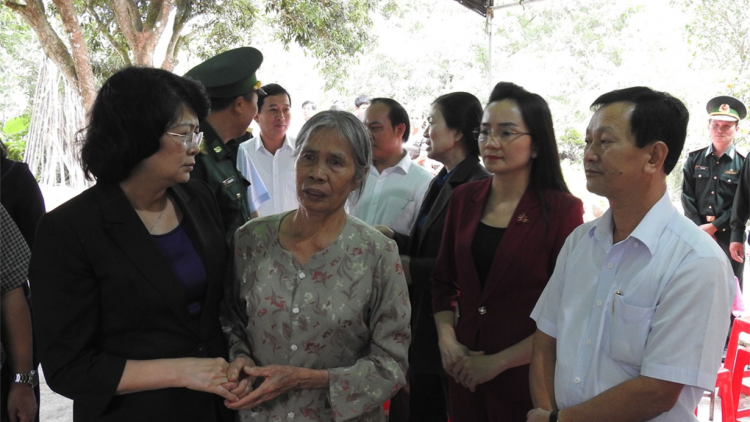 Phó Chủ tịch lơgar mò Đặng Thị Ngọc Thịnh còp hìu bơnhă Thượng úy cau ling sền gàr tiah nhàr lơgar chơ\t phi să tài mìu dờng dà ko\ dà cò tàm Kon Tum