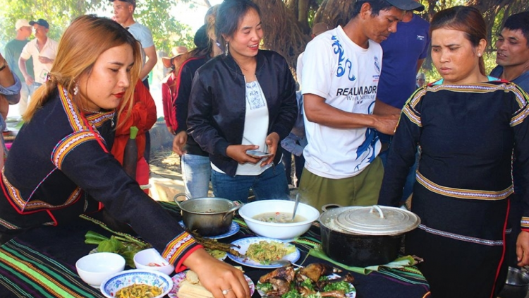 Gỏi cồng rơpoal mờ poăc iar kòn cau Rơđê dê