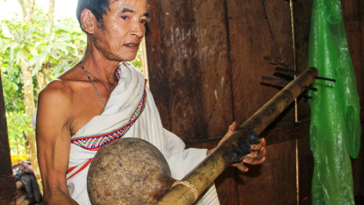 Nghệ nhân A Lít jơh nùs ngan mờ bơta niam chài bơh yau