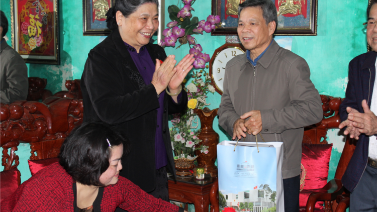 Mò Tòng Thị Phóng Phó Chủ tịch Thường trực Quốc hội còp mờ pà phan ală hìu bơnhă chính sách tàm Mộc Châu, Sơn La