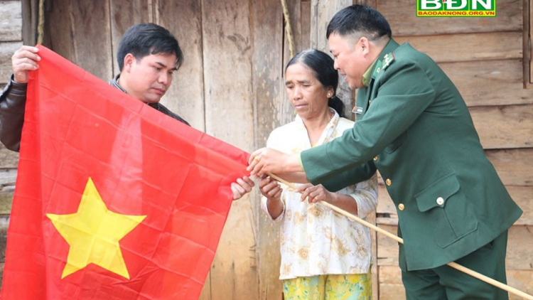 Làng bol kòn cau M’nông pin dờn wèt hờ pơrjum dờng Đảng
