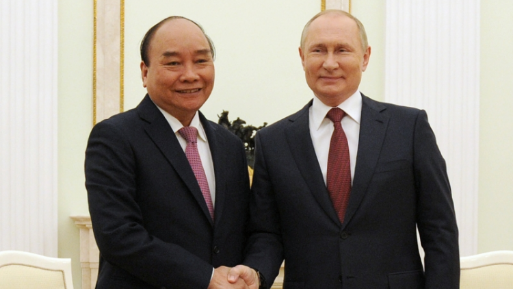 Chủ tịch lơgar ồng Nguyễn Xuân Phúc tìp mat cribơyai broă mờ Kuang atbồ lơgar Nga ồng Vladimir Putin