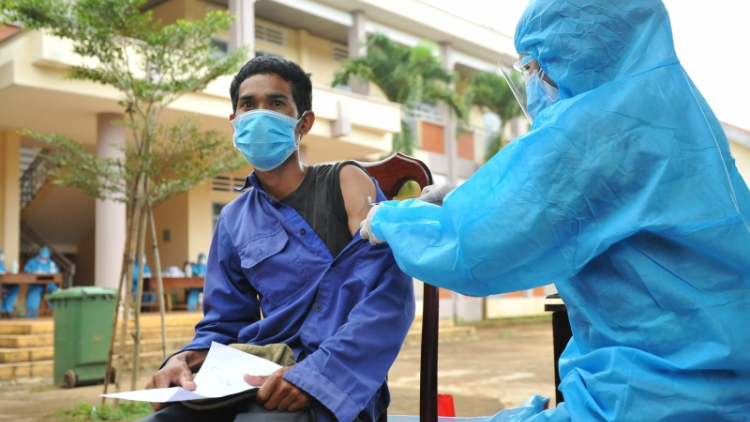 Dăk Lăk: Mờr 90% làng bol bơh 18 sơnam rlau hơđang neh cit sơnơm vaccine kòp Covid-19 ding dơ̆ 1