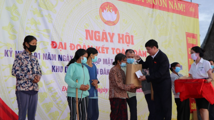 Kuang gơnoar cih dờng Quốc hội dê ồng Bùi Văn Cường tus bal Ngai chờ Tam klăc dờng jơh gùt jơi bơtiàn tàm càr Kon Tum