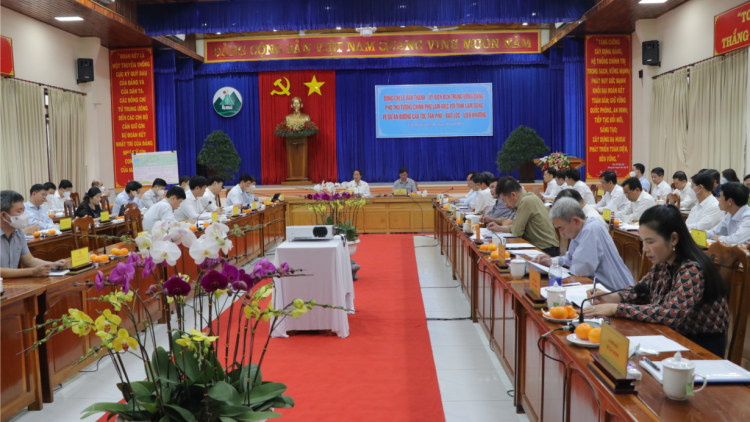 Phó thủ tướng Lê Văn Thành: Geh kơnòl bal nàng mhar lam lơh rơndap broă gùng rơndeh ntoat rat Dầu Giây- Liêng Khàng