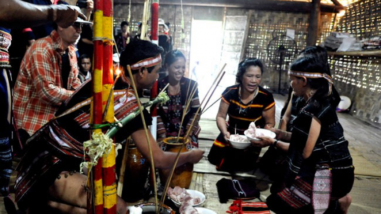 Lơh yàng Tơ Mon tơrbŏ kơ̆ bơta tam klac bal bơh cau Bahnar tàm Gia Lai