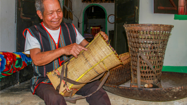 Nghệ nhân A Lim sền gàr broă tàñ phan mờ gle đơr bơh cau Bahnar dê