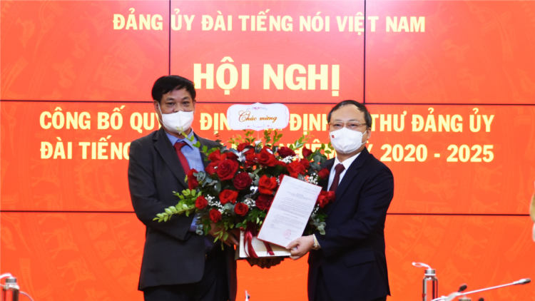 Ồng Đỗ Tiến Sỹ lơh Bí thư Đảng ủy Anih jơnau đơs Việt Nam