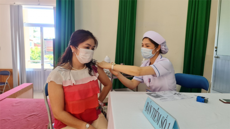 Lâm Đồng lam lơh cit mờr 36 rbô ding sơnơm vaccine rơcang sơndră kòp Covid-19 ai làng bol in
