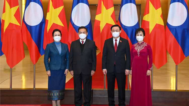 Chủ tịch Quốc hội ồng Vương Đình Huệ đơng lam Dơ̆ bơyai wă rò, cribơyai mờ Chủ tịch Quốc hội lơgar Lào