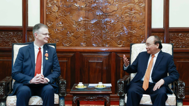Chủ tịch lơgar ồng Nguyễn Xuân Phúc wă Đại sứ lơgar Mỹ ồng Daniel Kritenbrink
