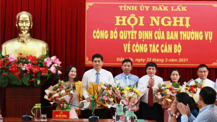 Càr Dak Lak ntrờn mờ tơn pồ uă kuang bàng