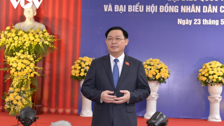 Chủ tịch Quốc hội ồng Vương Đình Huệ tus bal đùh sră tĕ khà tàm ƀòn dờng Hải Phòng
