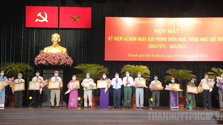 Ƀòn dờng Hồ Chí Minh tìp măt tơnkah 46 nam ngai tơnklàs đah jum dà lơgar tơrgùm bal