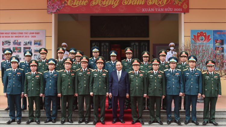 Thủ tướng Chính phủ ồng Nguyễn Xuân Phúc tus còp, sền gròi broă drơng rơcang bơh Sư đoàn ling rơndeh par 361