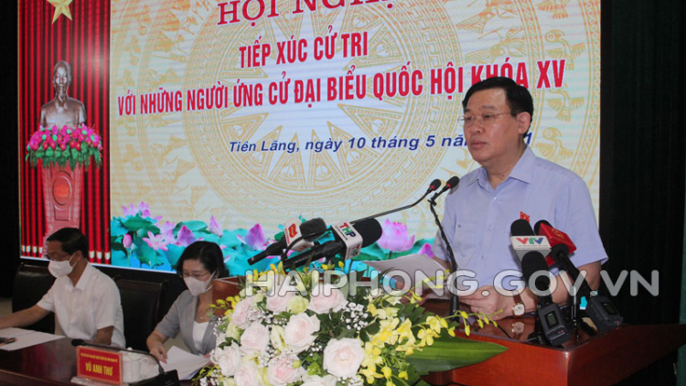 Chủ tịch Quốc hội ồng Vương Đình Huệ tìp mờ cau tĕ khà tàm ƀòn dờng Hải Phòng