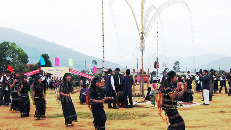 Sa tềp rài yau- Sa tềp tu\ do bơh làng bol Tây Nguyên dê