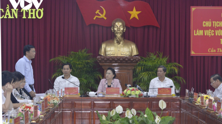 Chủ tịch Quốc hội lơh broă mờ Mpồl đơng lam lơh broă tĕ khà Cần Thơ
