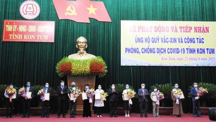 Càr Kon Tum dong kờl rơlao 13 tơmàn đong tơmŭt tàm kes priă sơnơm vaccine sơndră mờ kòp Covid-19