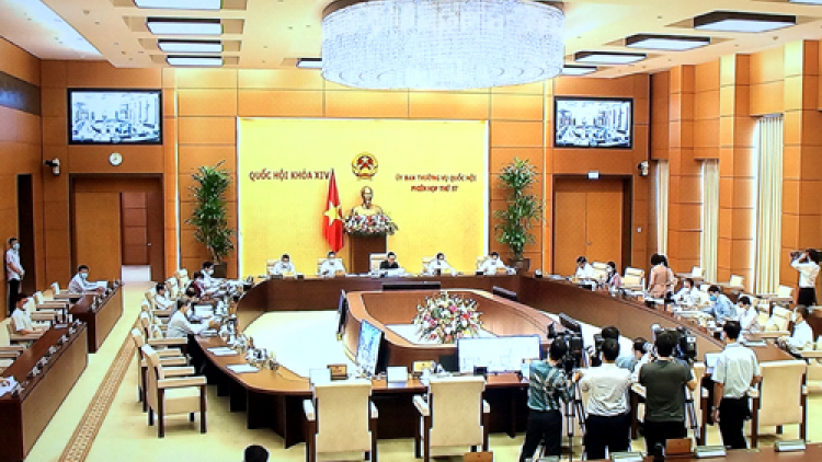 Chủ tịch Quốc hội ồng Vương Đình Huệ đơs sơn đờm pơrjum dơ̆ 57 bơh Ủy ban Thường vụ Quốc hội