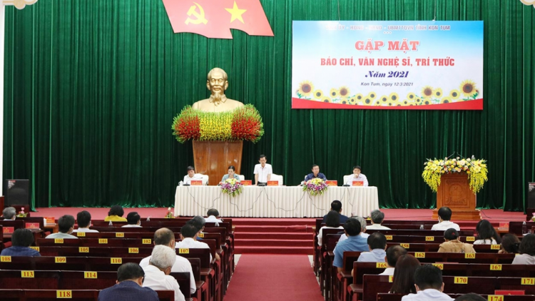 Càr Kon Tum tìp mat mờ cau lơh băo,  văn nghệ sỹ, cau geh bồ tơngoh jak