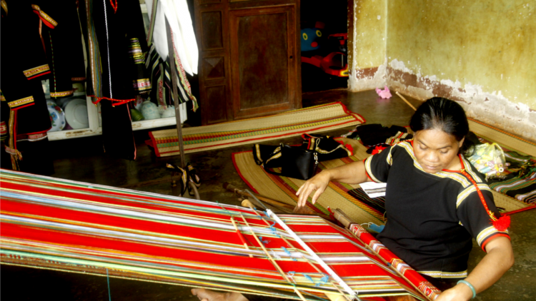 Nùs nhơm pràn mŭt lơl broă bơh cau ùr kòn cau Rơđê gơtìp koĕt kơl te