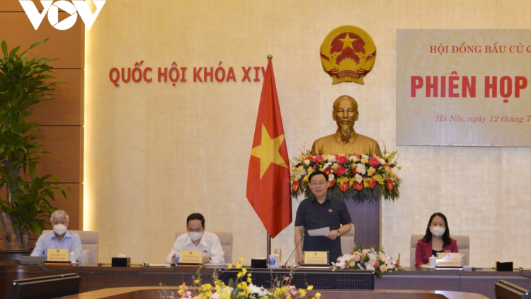 Chủ tịch Quốc hội ồng Vương Đình Huệ đơng lam pơrjum dơ̆ 8 bơh Mpồl duh broă tĕ khà dà lơgar dê