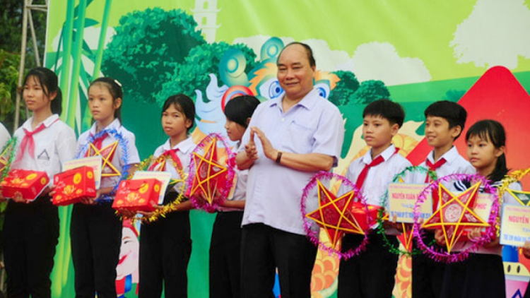 Sră Chủ tịch lơgar pơyoa chờ gờm kơnòm pa tào, kơnòm dềt di satềp Trung thu