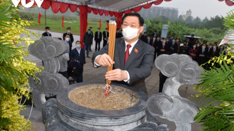 Chủ tịch Quốc hội ồng Vương Đình Huệ tus chu ñàng di tơnkah 100 nam ngai deh ƀồc ồng Lê Quang Đạo