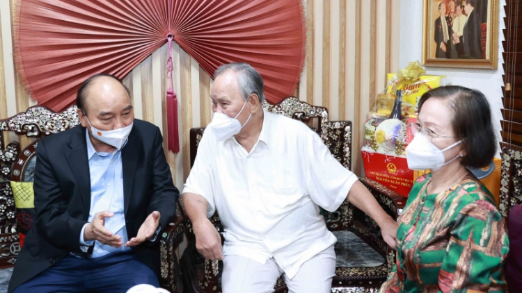 Chủ tịch lơgar ồng Nguyễn Xuân Phúc còp, pà phan ờ uă cau pơgru geh pơnrơ jăk tàm ƀòn dờng Hồ Chí Minh in