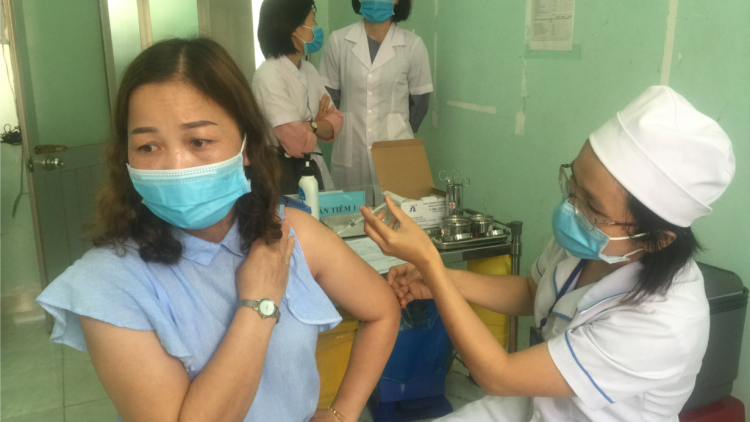 Dak Nông lơh sir broă cĭt sơnơm vaccine rcang sơndră kòp Covid-19 dơ̆ 1 ờdo ờdă